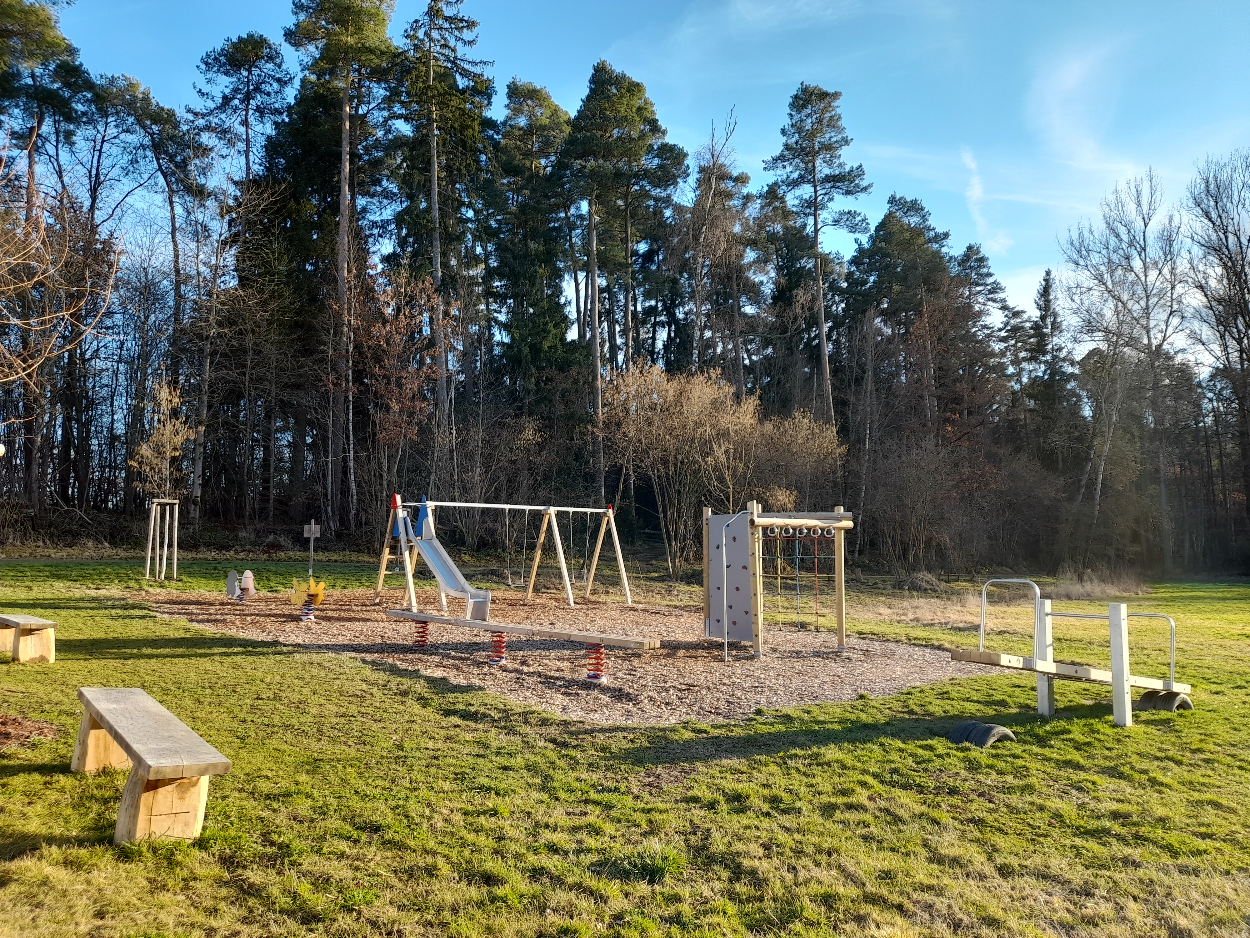 Foto vom Spielplatz beim TSV Mühlhausen mit verschiedenen Spielgeräten.