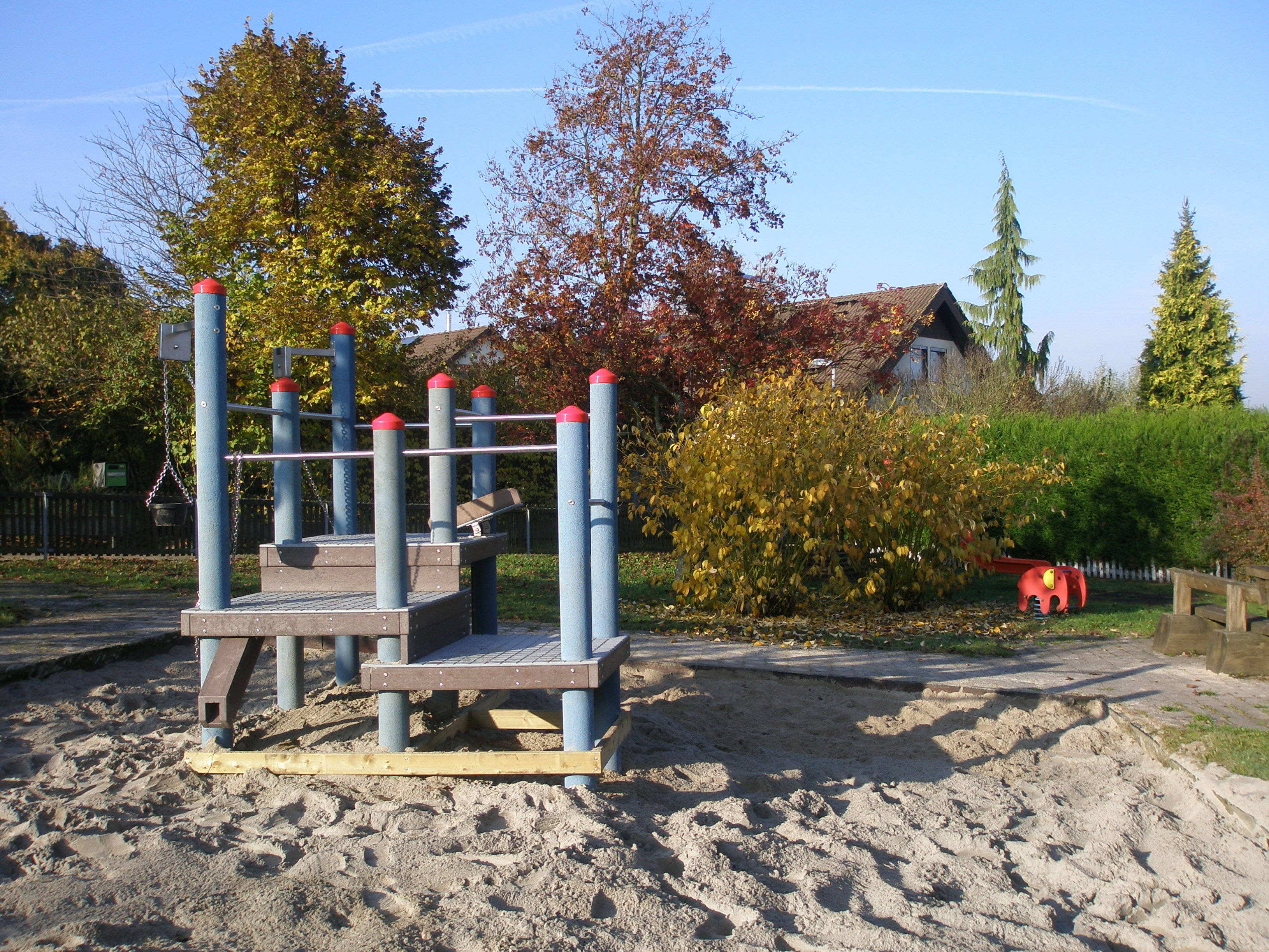 Spielplatz Grabenstraße mit Blick auf das Sandspielgerät und einem Federwipptier im Hintergrund