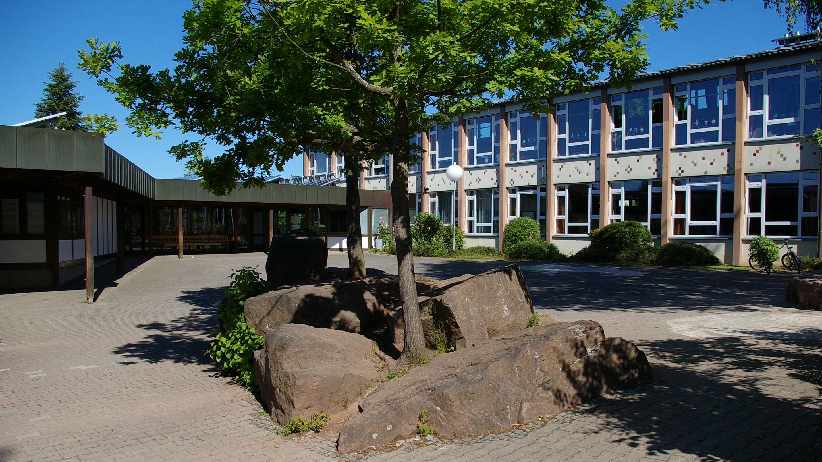 Lucas-Moser-Grundschule mit Blick auf den Schulhof
